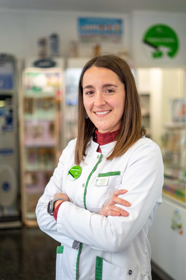 Farmacéutica posando mirando hacia la cámara.