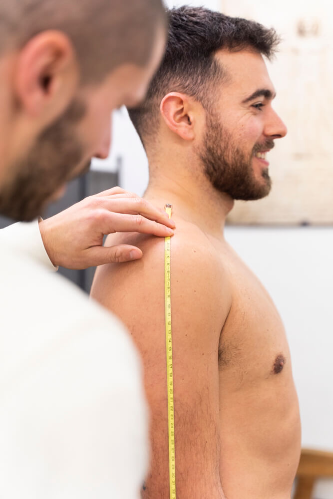 Farmacéutico realizando mediciones antropométricas a cliente