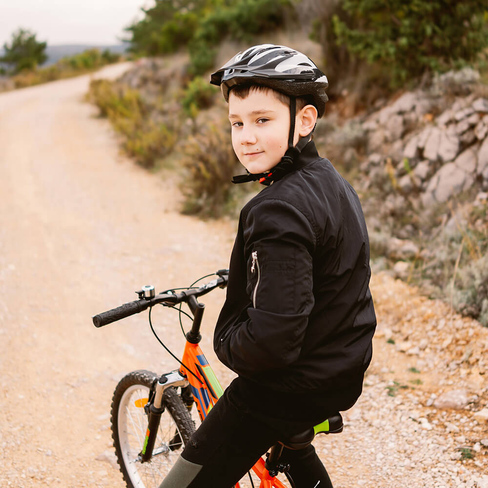 Niño en bici sonriendo a camara