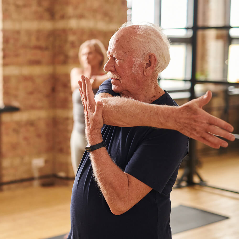 Persona mayor realizando ejercicio